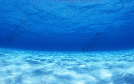 深蓝色的海洋水
