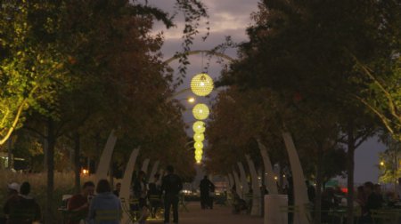 穿过拱门夫妇点燃在达拉斯公园4K超高清的晚上视频免费下载