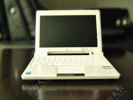 白色笔记本电脑上网图片