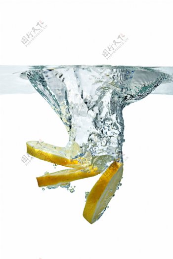 柠檬落入水中图片