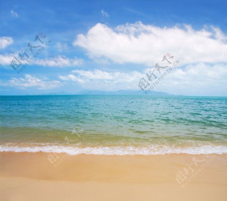 蓝天白云沙滩海洋图片