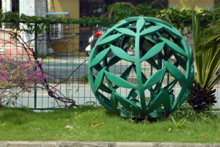 深圳f518创意园门口的圆形雕塑图片