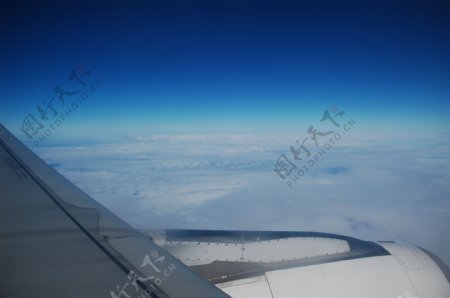 空中飞机翅膀图片