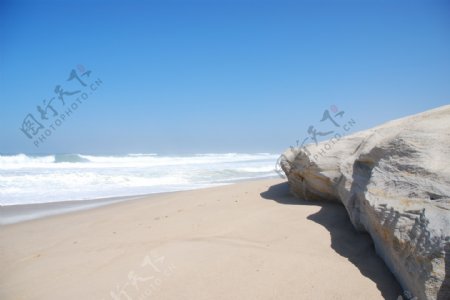 在一个小悬崖的美丽的海滩普拉亚删除雷伊