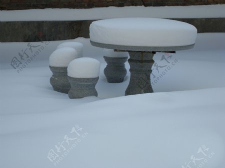 白雪中的石桌凳