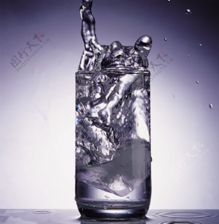 清水特写水的姿态酒瓶的水