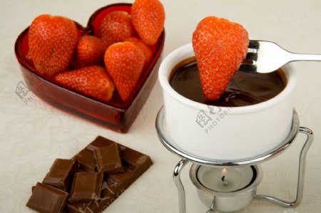 高清草莓牛奶草莓牛奶咖啡水果果盘巧克力桃心杯子图片