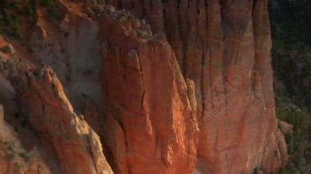 空中拍摄的布莱斯峡谷国家公园看着下面的红色尖顶股票视频视频免费下载