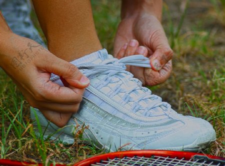 系鞋准备羽毛球比赛