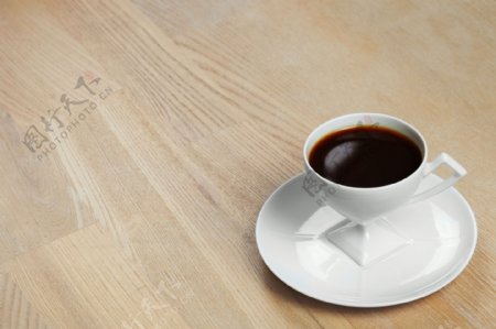 白瓷杯与咖啡图片