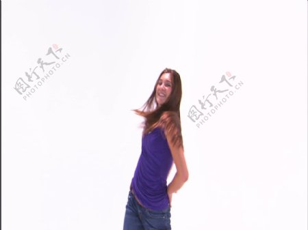 女孩在紫色的衬衫和牛仔裤12股票视频跳舞