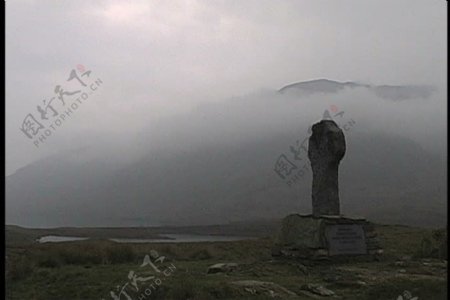 凯尔特十字架在云雾中的爱尔兰股票视频视频免费下载