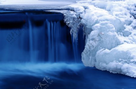 高饱和度水流冰层融化背景高清图片壁纸