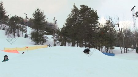 翱翔在天空下滑雪跳跃股票视频