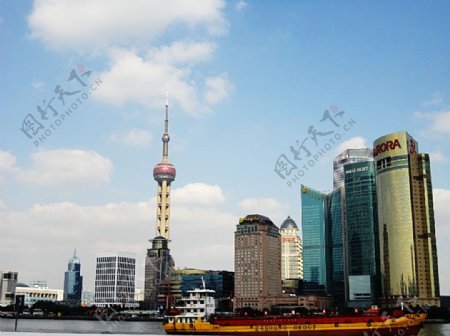 中国上海东方明珠天空白云建筑风景
