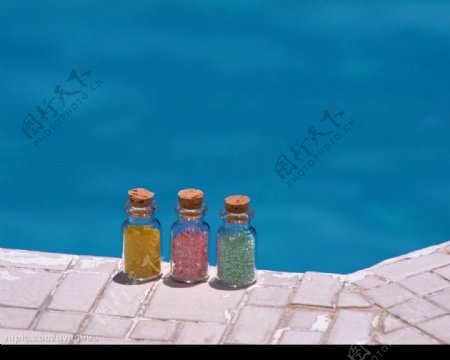 海边瓶子图片