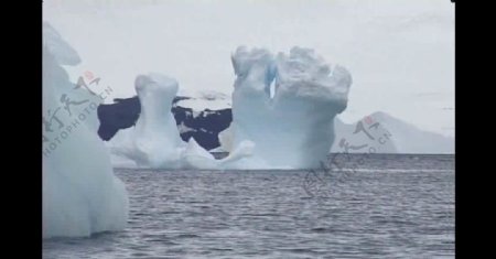 漂浮在水中的冰块