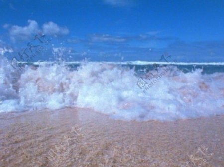 海水冲上海滩