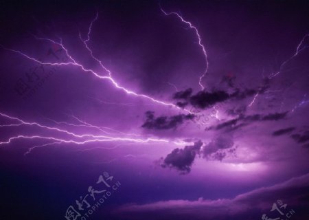 紫色夜空闪电图片