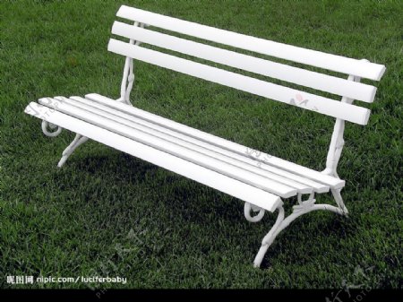 草地上的白色长椅图片