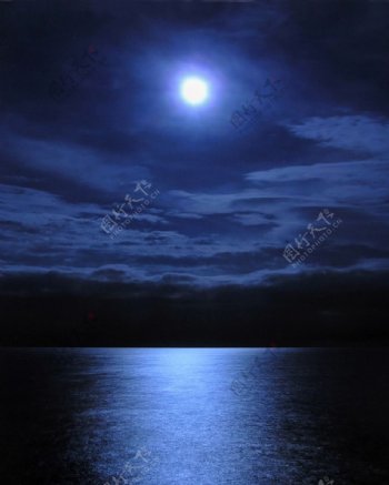 海上月光图片