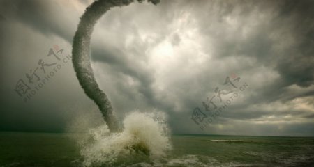 海上大风暴旋风图片