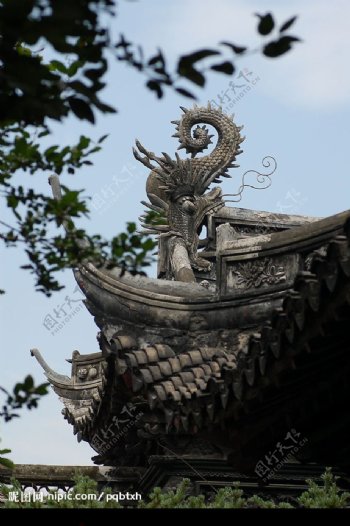 中国传统建筑的雕龙屋脊图片
