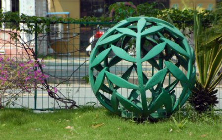 深圳F518创意园门口的圆形雕塑图片