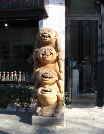 2010冬季北京798艺术区四人叠罗汉雕塑正面图片