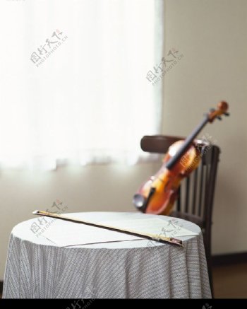 桌椅上放置的小提琴图片