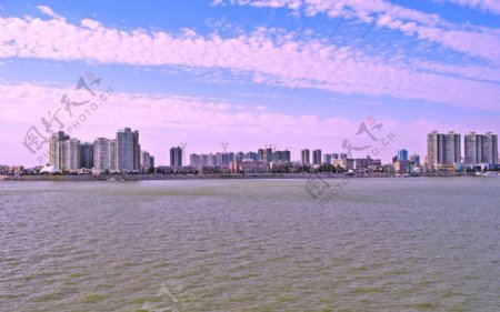 蓝天下的滨水城市天际线图片