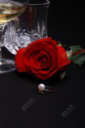 红玫瑰和戒指图片