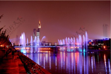 解放桥夜景图片