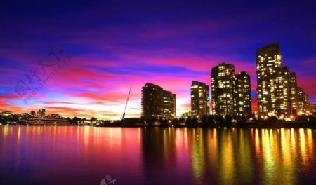 城市海滨夜景图片