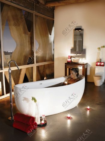 浴缸美女泡澡图片