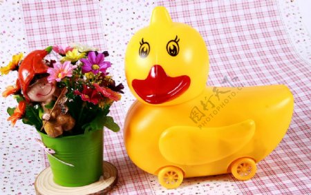 玩具鸭与花图片
