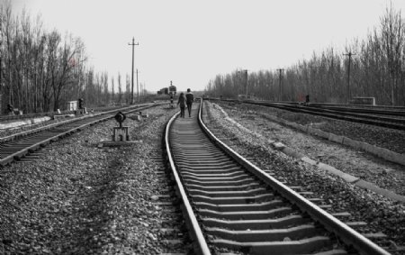 压铁路的情侣图片