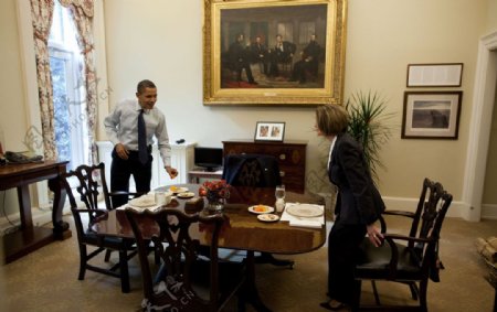 奥巴马总统和众议院议长南希佩洛西在白宫椭圆形办公室餐厅图片