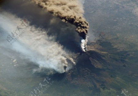 从国际空间站火山喷发图片