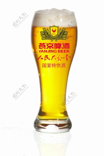 一杯燕京啤酒图片