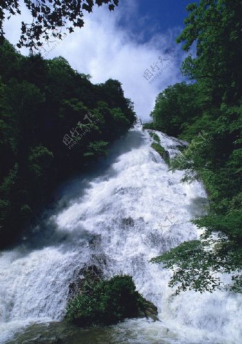唯美祖山瀑布图片