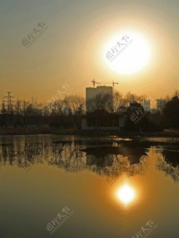夕阳映照苍梧湖图片