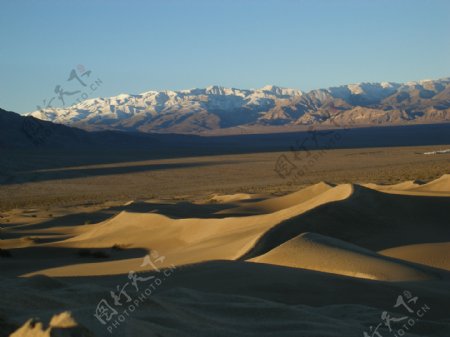 雪山沙漠图片