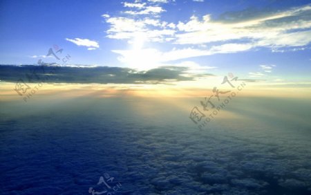 航拍夕阳云层图片