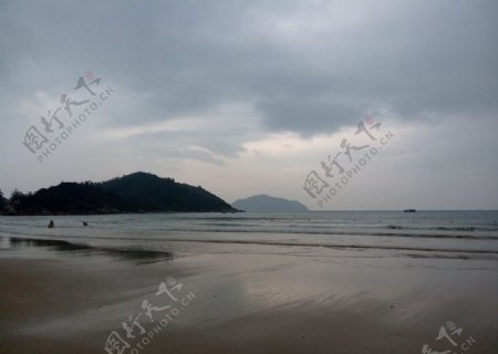 海滩雨景图片