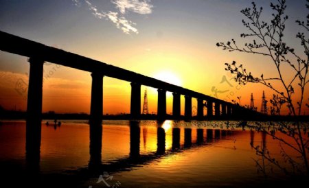 夕阳桥梁图片
