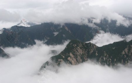 山脉云彩图片