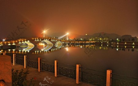 鸳鸯湖夜景图片
