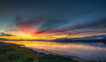 夕阳湖泊美景图片