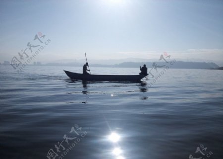 洱海渔民捕鱼图片